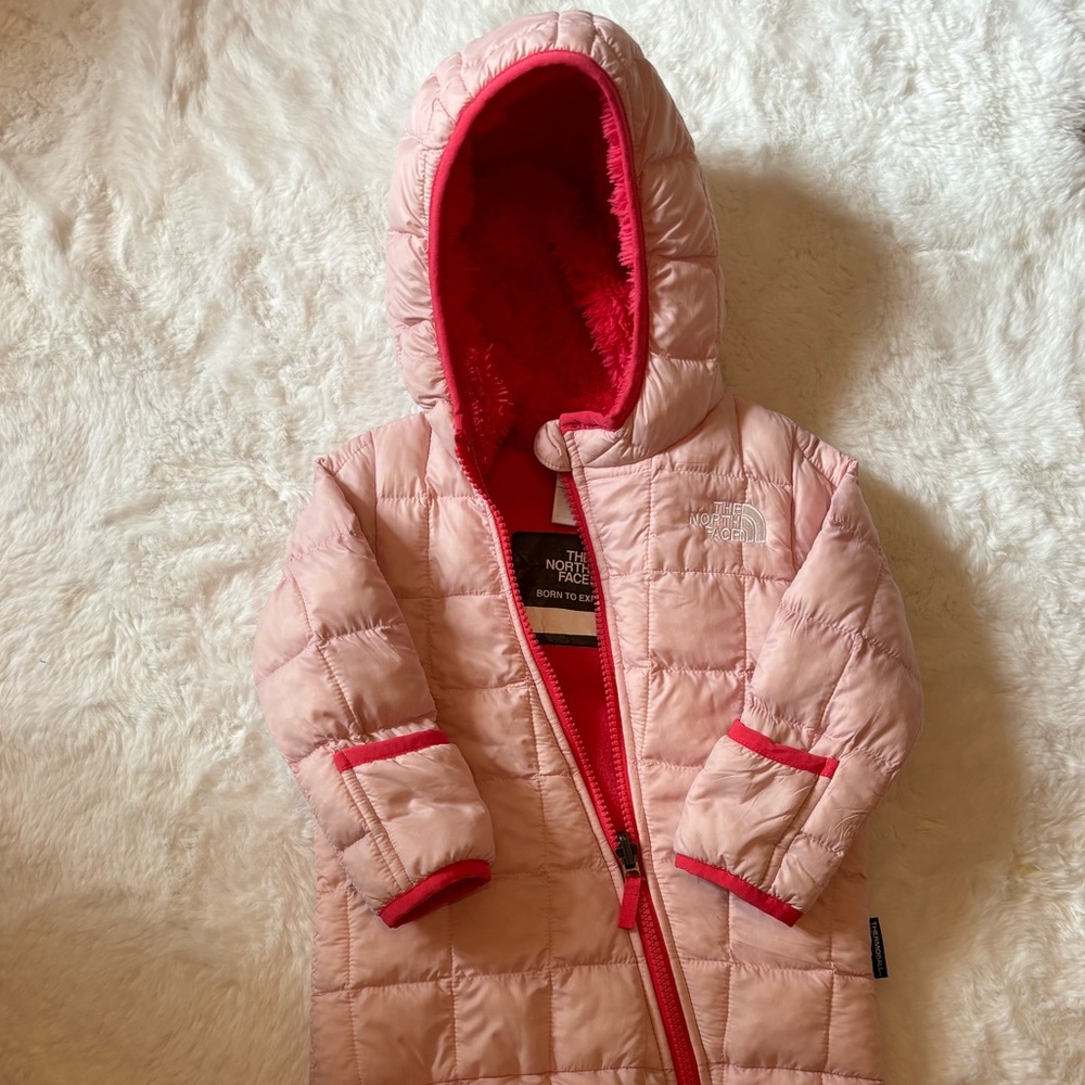 Never worn. NWOT Girls North Face snowsuit.